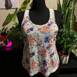 No boundaries floral tank top. Size Medium